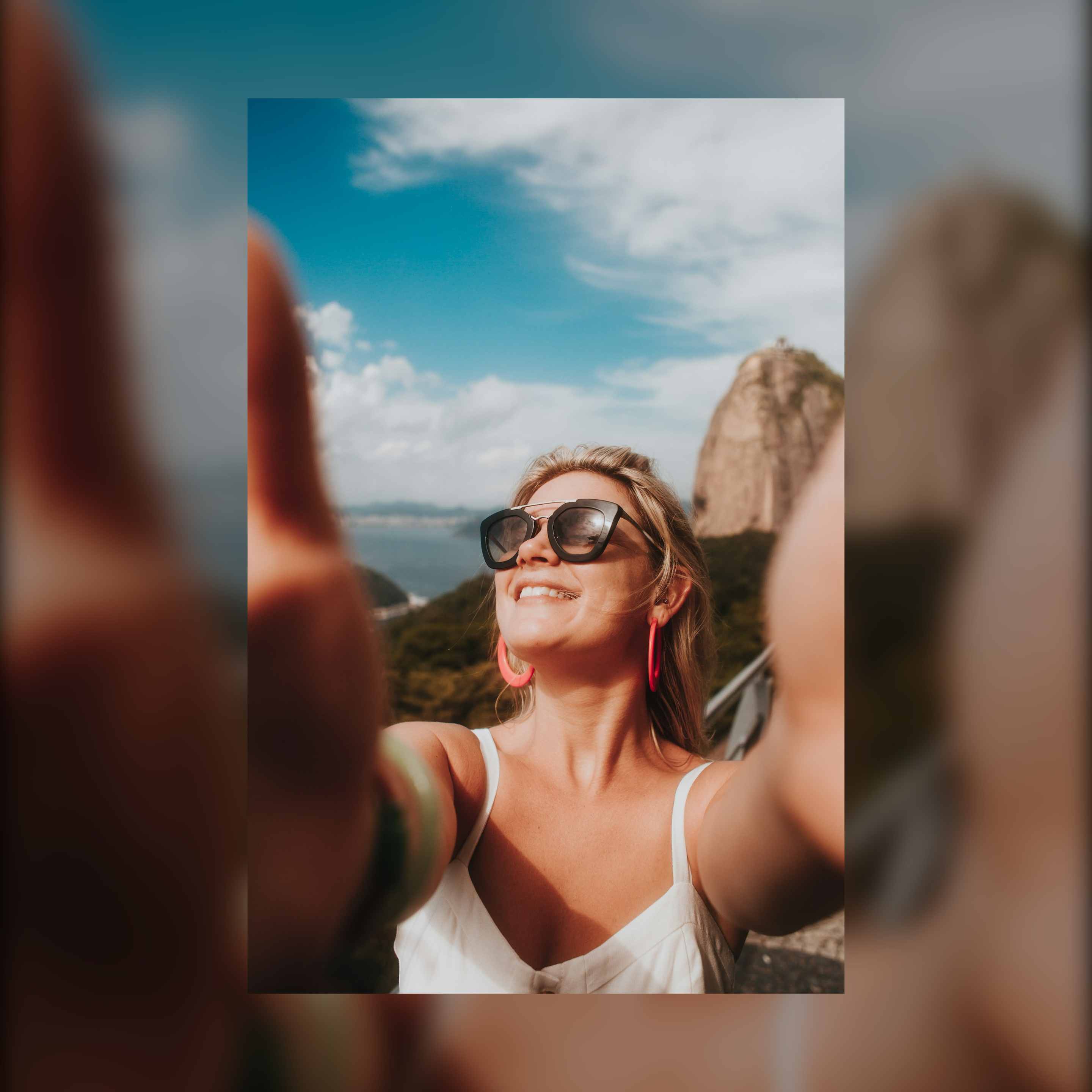 SquarePic Dynamic Blur effect extending a portrait photo with blurred background to make it square